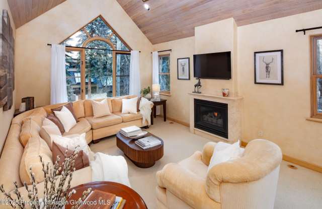 333 W Hopkins Avenue