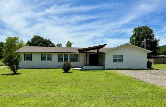 Beautiful 4 Bed / 2.5 Bath Home in Greenwood