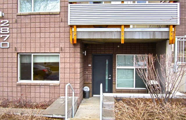 PRE-LEASE! One Bedroom Loft In Landmark Lofts. Walk To Campus. Underground Parking  Storage Locker!