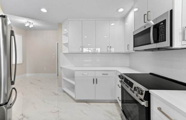 12510 Crystal Pointe Drive 102, Boynton Beach, FL 33437