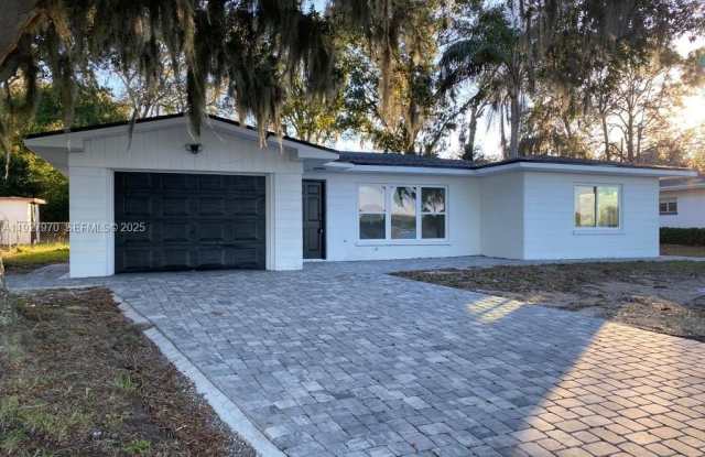 1204 LAKE ELBERT DRIVE SE