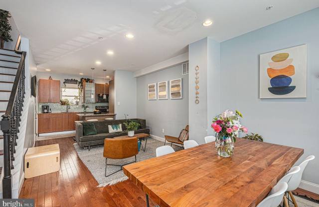 1935 W GEORGE Street