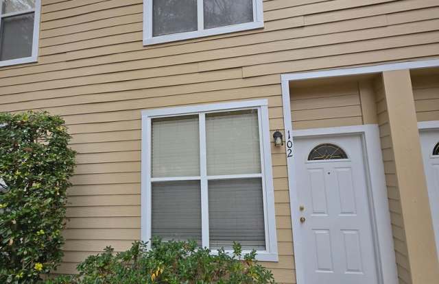 This 2-bedroom, 2.5-bath Victoria Station townhouse is close to UF