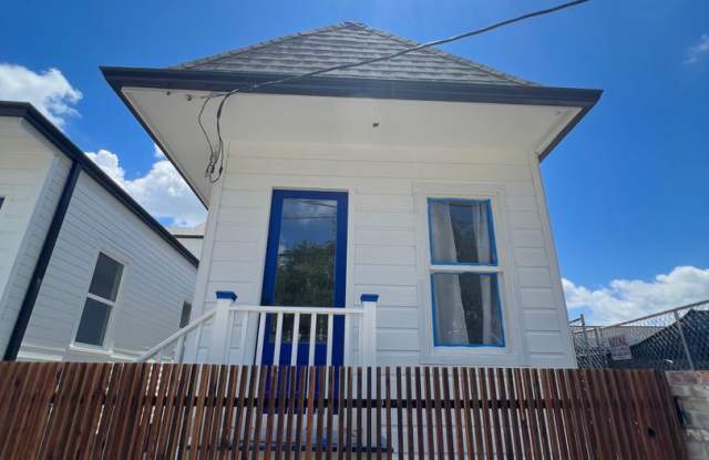 5 BR House with Pool 1/2 block from Maple St.