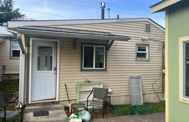 STUDIO IN ASHLAND/ PARTIALLY FURNISHED