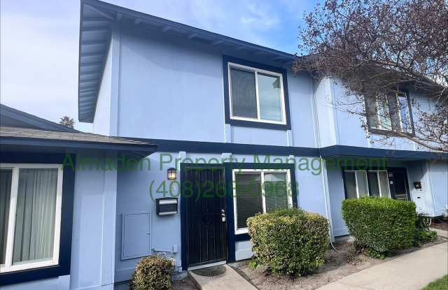 Town Home in Great Central Location near the Foothills!