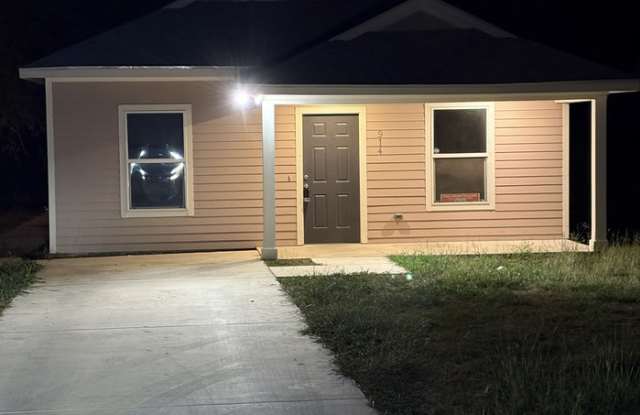 Photo of 914 Country Club Drive