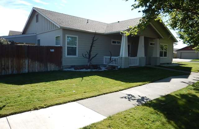 *APPLICATIONS PENDING* 3 Bedroom, 2 Bathroom House on North End of Prineville  - Available Soon!