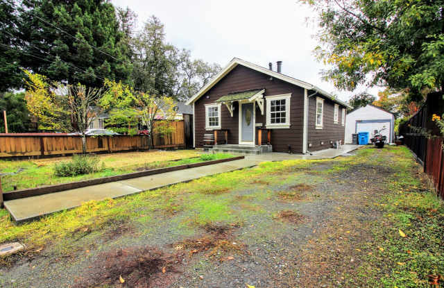 2 Bedroom Home with Large Yard in SW Santa Rosa