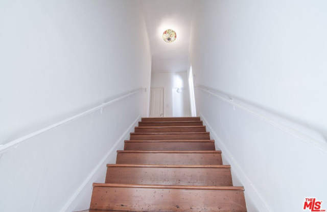 1215 1/2 S Alfred St