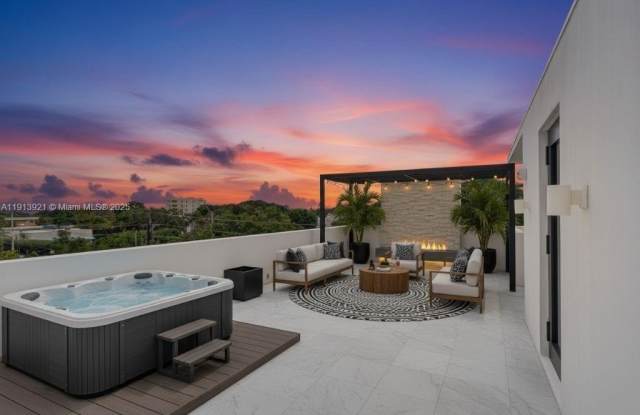 Photo of 529 NE 61st St