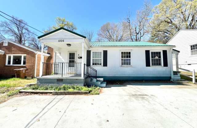 1006 E Side Drive