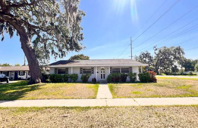 Photo of Charming 3 Bedroom and 2 Bath Home in Orlando. BONUS ROOM! Great Location!!