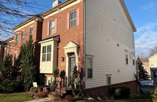 Photo of END UNIT TH - 4 Bed + 3.5 baths 2 car garage