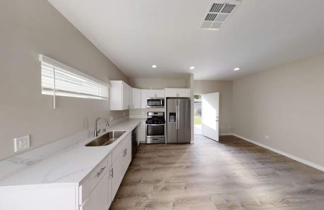 Photo of 4BD/2BA, Great Yard Space!