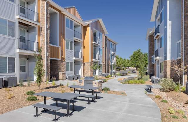 Rendezvous Trail Apartments