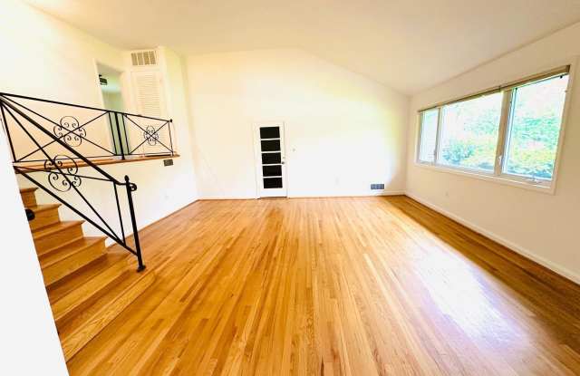 4504 TRAYMORE STREET