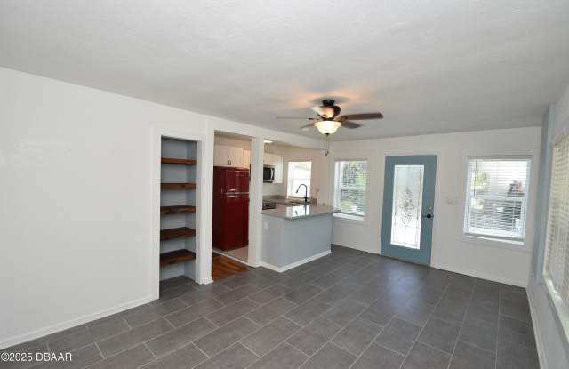 403 N Oleander Avenue