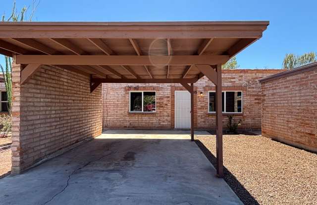 Centrally located 2 Bedroom Townhouse with Enclosed Yard!