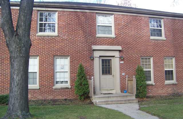 Spacious 1 BR Apt Home in 4 family building in Wauwatosa