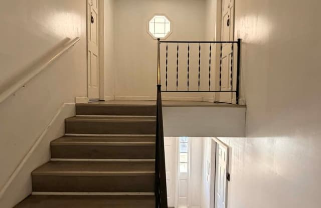 2027, 2037 S River St