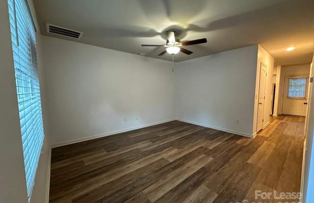 Photo of 2004 stoney point Lane unit: 91