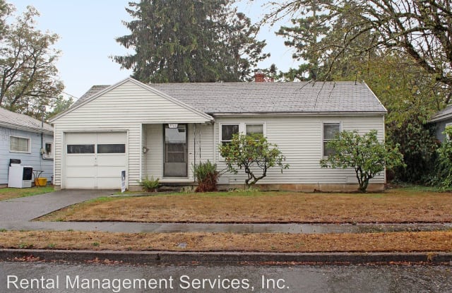 9106 SE Hawthorne - 9106 SE Hawthorne Blvd, Portland, OR 97216