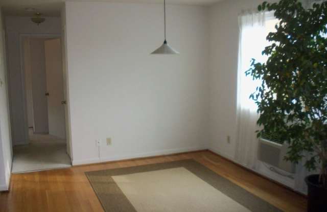 2059 N WOODSTOCK STREET