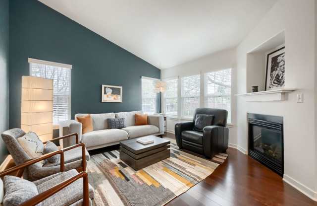 2 BDR Gorgeous Updated Townhome with Huge Garden