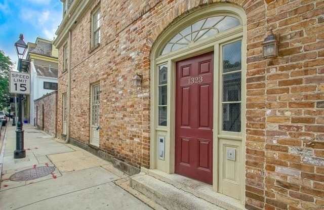 1323 DAUPHINE Street