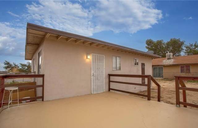 AVAILABLE NOW! LOVELY Remodeled 2 Bedroom / 2 Bath home in Yucca Valley!