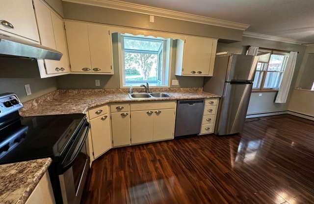 FREE AUGUST RENT!!! 3-bedroom, 2-bath home on Janesville’s East Side