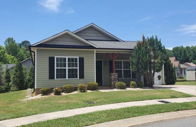 Available now! Cute Single Family Home!