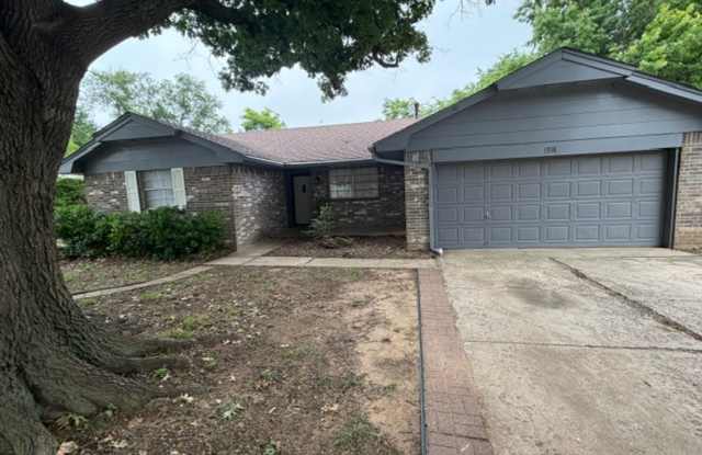 Wonderful east Norman home! Three bed, two bath, two car garage, fully fenced yard!