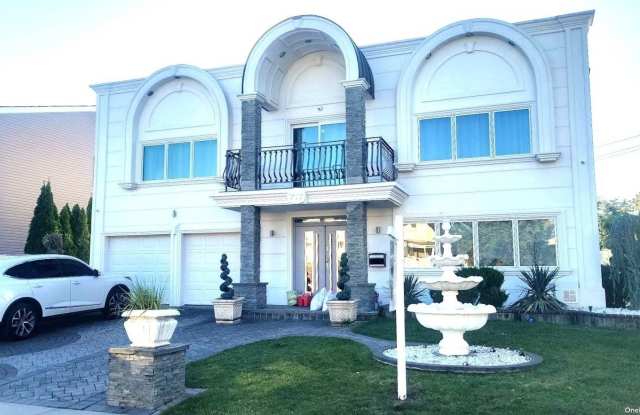 717 E Park