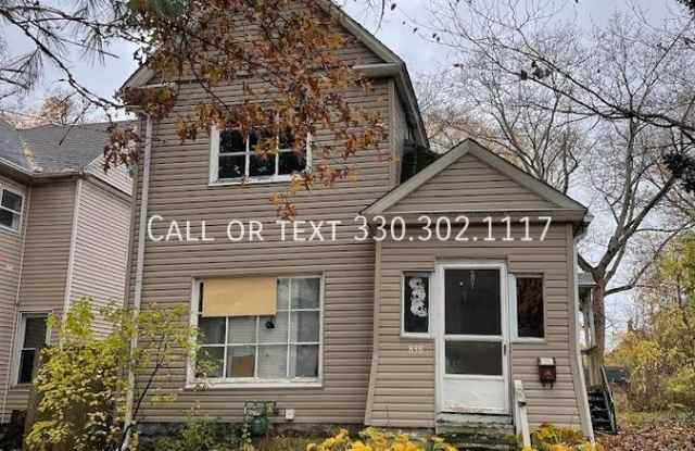 838 Yale St