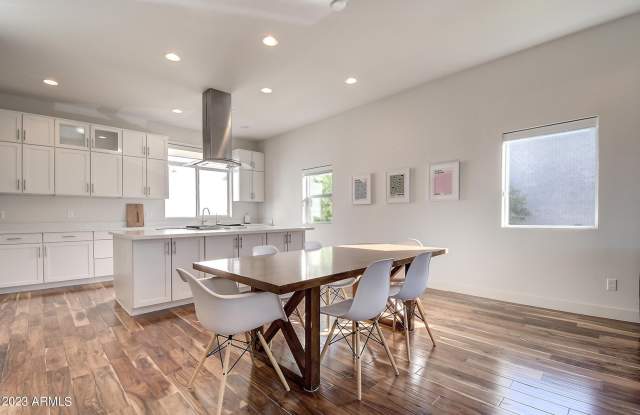 Photo of 325 E Coronado Road