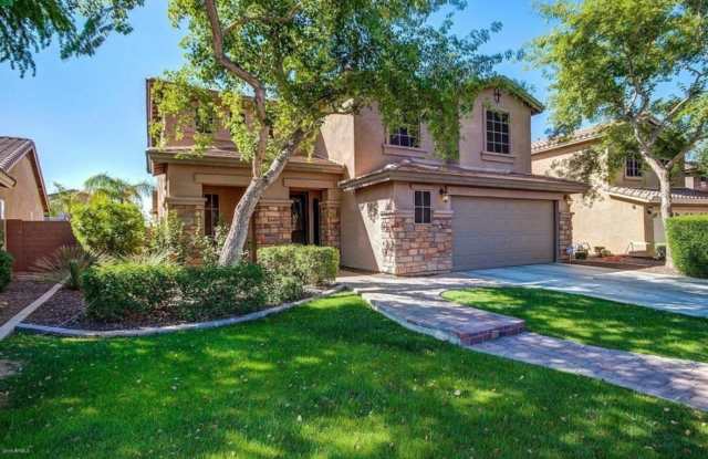 Stunning 4BR House in Phoenix with sparkling pool, resort style backyard and solar panles