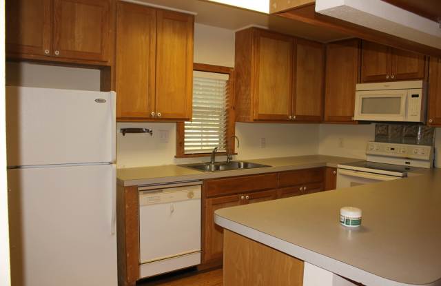 Downtown - Fenced Yard - 2 Car Garage