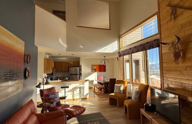 Light Bright 2 BDR plus Loft 3BATH SEASONAL WINTER RENTAL 2025-2026