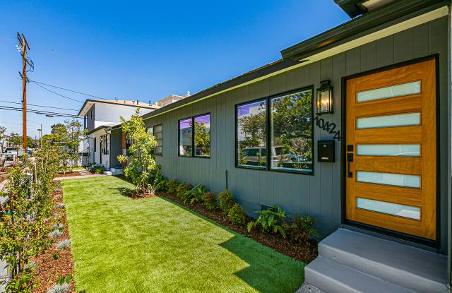 Photo of 10418 Regent St