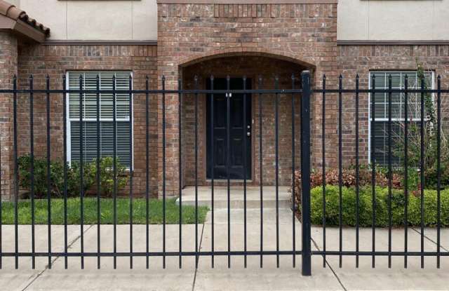 2104 Main Street unit: Apt 4