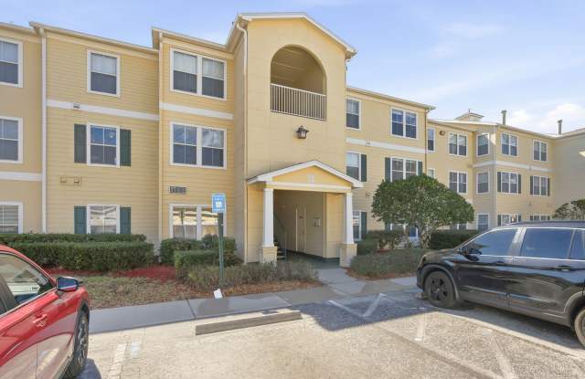 Spacious 2-Bedroom Condo with Sunroom  Resort-Style Amenities!