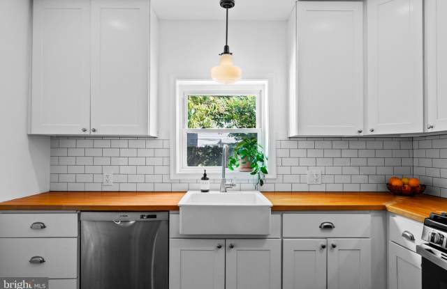 1341 E PALMER STREET