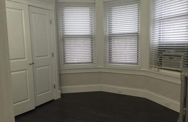 Nicely renovated 2 bed in the heart of Fenway!