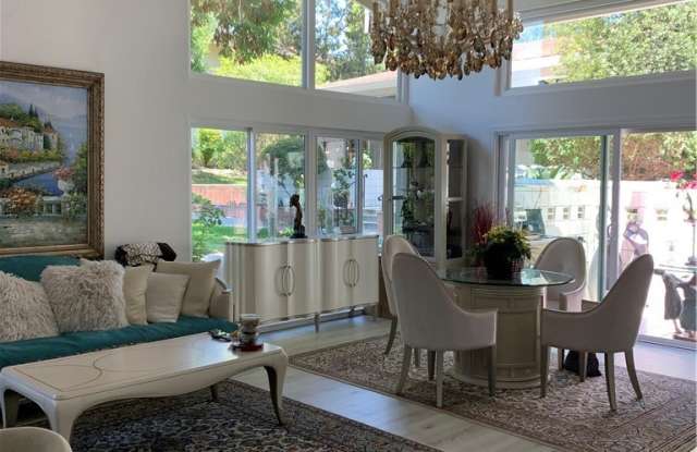 484 Calle Cadiz