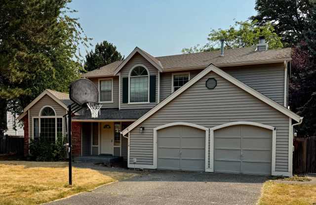 4 Bed / 2.5 Bath Education hill in Redmond 2-story home $3,895/month