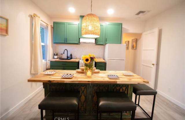 12512 Miranda Street