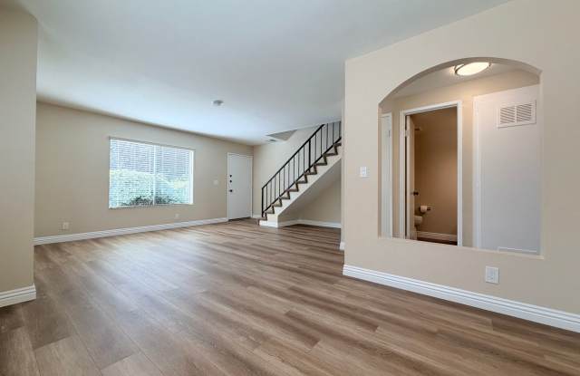 Beautiful End-Unit Townhome 2 bedroom and 1.5 bath