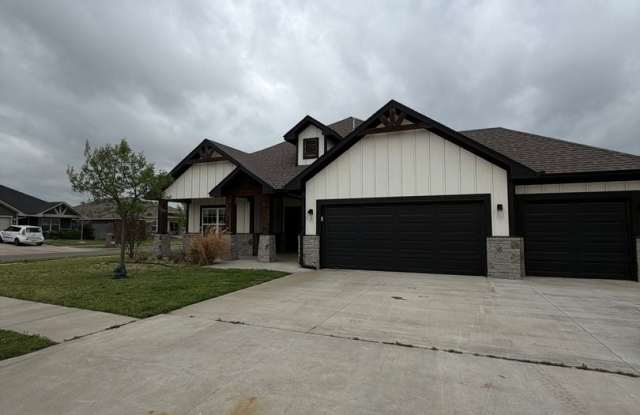 Community Pool - Lawn Care Included - Storm Shelter - Community Pool